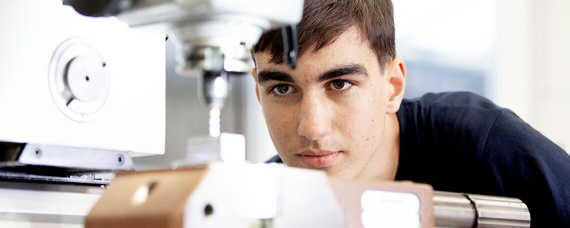 Ausbildung zum/zur Feinwerkmechaniker/in, inkl. Weiterbildung zum/zur technischen Kaufmann/frau (m/w/d), 1. Bild